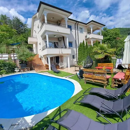 Wunderschoene Luxus-familienvilla Emily By Interhome *