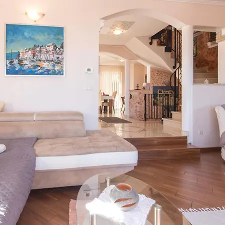 Wunderschoene Luxus-familienvilla Emily By Interhome Lovran