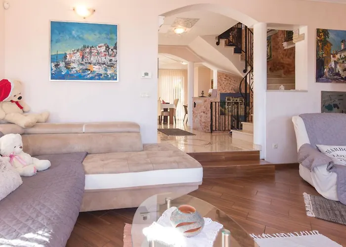Wunderschoene Luxus-familienvilla Emily By Interhome Lovran