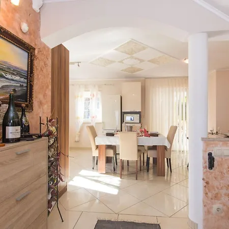 Wunderschoene Luxus-familienvilla Emily By Interhome Lovran