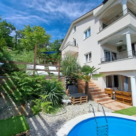 Wunderschoene Luxus-familienvilla Emily By Interhome Vikendica