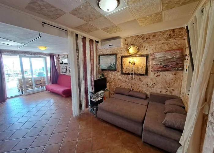 Wunderschoene Luxus-familienvilla Emily By Interhome Laurana